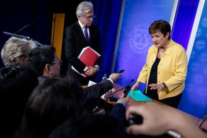 Kristalina Georgieva atiende a los periodistas tras la conferencia de prensa, este miércoles en Washington.