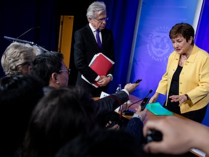 Kristalina Georgieva atiende a los periodistas tras la conferencia de prensa, este miércoles en Washington.