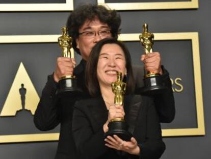 El director surcoreano que ha ganado el Oscar con  Parásitos  dice que el  streaming  y las redes han acostumbrado al público a ver contenido en otros idiomas