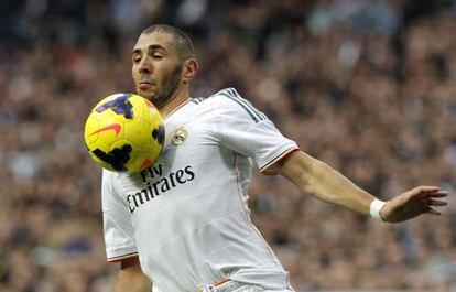 Karim Benzema controla un balón con el pecho.