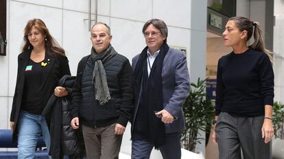 Desde la izquierda, Laura Borrás, Jordi Turull, Carles Puigdemont y Míriam Nogueras, el 8 de noviembre en Bruselas