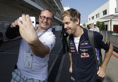 Vettel se deja fotografiar por un aficionado a su llegada al circuito de Austin. 