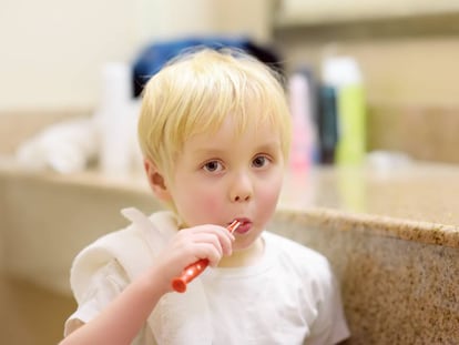 Los pediatras advierten: no olvides cepillar los dientes de tu hijo después del jarabe