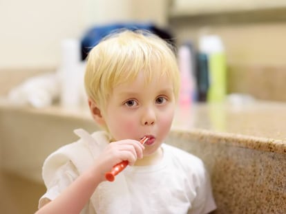 Los pediatras advierten: no olvides cepillar los dientes de tu hijo después del jarabe