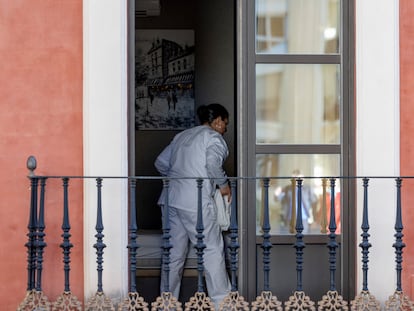 Una mujer trabaja este viernes en la habitación de un hotel de Sevilla.