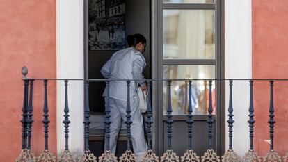 Una mujer trabaja en la habitación de un hotel de Sevilla. FOTO: PACO PUENTES (EL PAÍS).