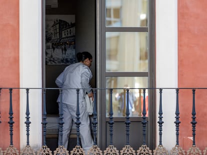 Una mujer trabaja en la habitación de un hotel de Sevilla. FOTO: PACO PUENTES (EL PAÍS).