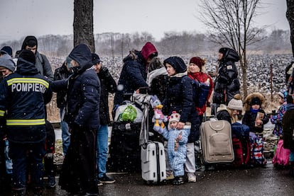  Refugiados ucranios esperaban en la ciudad de Siret tras cruzar la frontera con Rumania, el 2 de marzo de 2022. 
