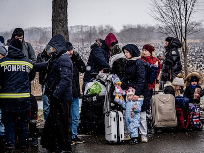 Refugiados ucranios tras cruzar la frontera con Rumania, el pasado 2 de marzo.