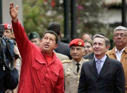 Hugo Chávez (izquierda) y Álvaro Uribe, antes de la reunión que sostuvieron ayer en Bogotá.