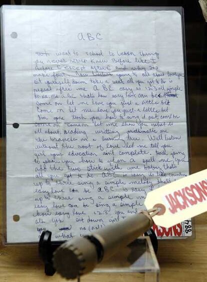 En la subasta se encuentran muchos objetos personales de la familia Jackson como la letra escrita a mano de la canción <i>ABC</i> del grupo <i>Jackson Five</i> o un micro inalámbrico.
