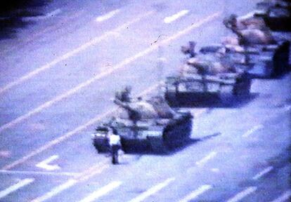 Imatge 3/8 de la seqüència de les protestes de la plaça de Tiananmen, a Pequín. La foto, del 4 de juny de 1989, mostra un jove manifestant davant una columna de tancs. L'Exèrcit d'Alliberament Popular va aixafar les protestes pacífiques dels estudiants i va causar centenars de morts.