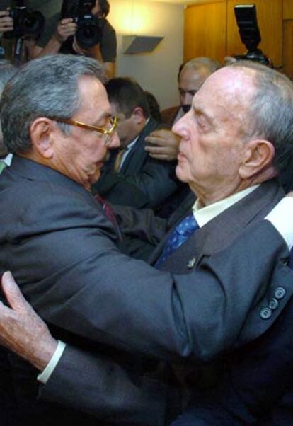 Manuel Fraga y Raúl Castro, al final de la reunión entre ambos.