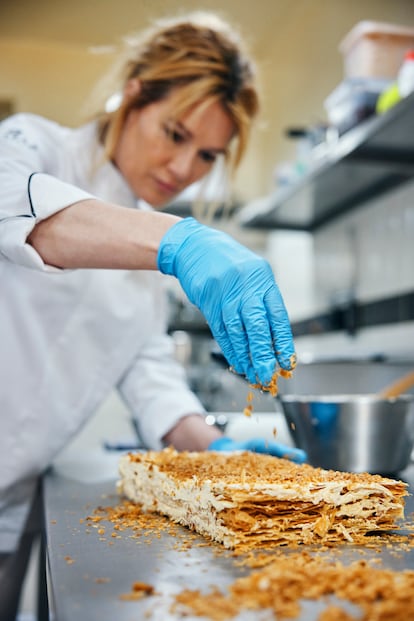 Estela Gutiérrez preparando el milhojas, uno de sus productos más solicitados. 