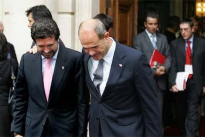 Jaume Matas, a la izquierda, y Manuel Chaves, a la salida del palacio del Senado.