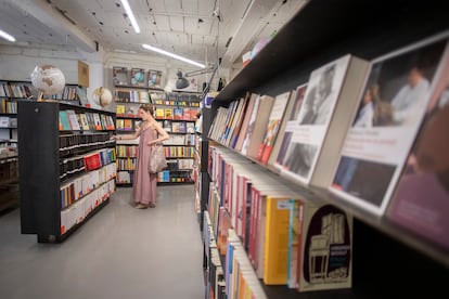 Una clienta de la librería Caótica de Sevilla, el viernes.