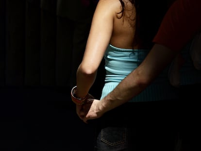 Una pareja pasea por la calle Arenal en Madrid.