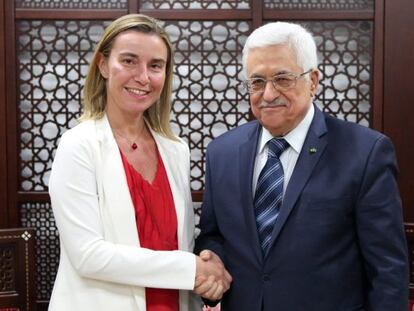 Federica Mogherini y Mahmud Abbas.