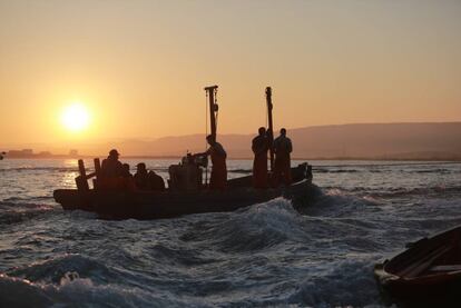 Los botes se dirigen a la almadraba.