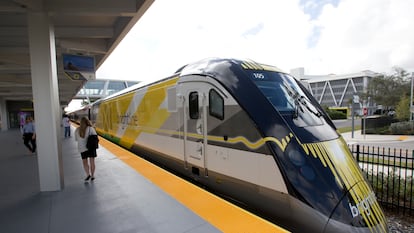 El tren Brightline espera en una estación de Fort Lauderdale, Florida, en enero de 2018.