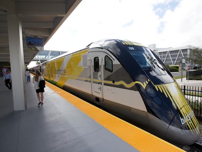 El tren Brightline espera en una estación de Fort Lauderdale, Florida, en enero de 2018.