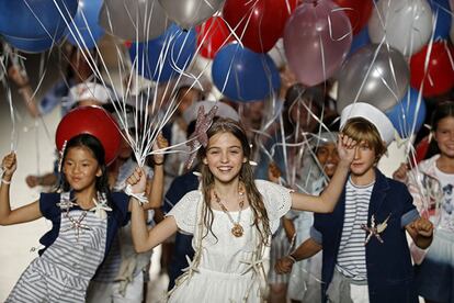 La marca de moda infantil Bóboli ha presentat una passarel·la festiva amb estampats i teixits mariners.