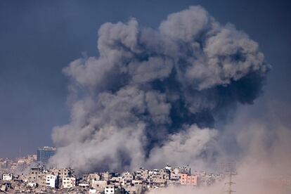Varias columnas de humo se elevaban en la frontera con la franja de Gaza, en una imagen tomada este lunes desde el sur de Israel.