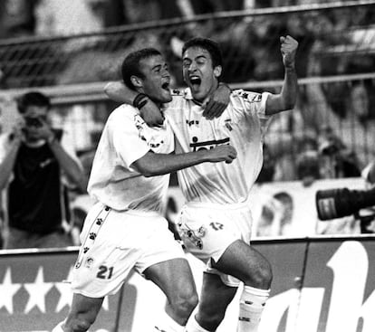 Luis Enrique y Raúl, jugadores del Real Madrid, celebran un gol contra el Barcelona en 1995.