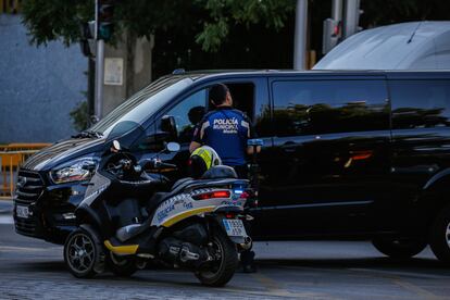 Seguridad en el Paseo de la Castellana, este martes. Solo el Ayuntamiento aportará 1.200 policías municipales al evento ―prácticamente uno de cada diez estará vigilando la cumbre―, a los que hay que sumar 800 bomberos y numerosos servicios de emergencia.