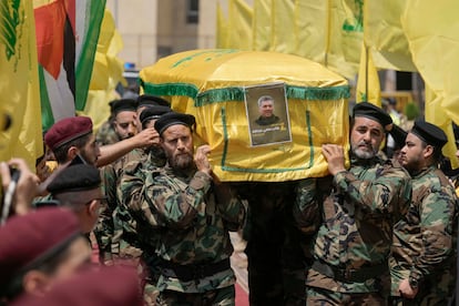 Cortejo fúnebre del comandante de Hezbolá Taleb Abdala, este miércoles, en Beirut.