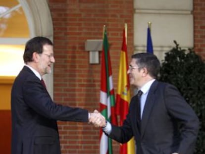 Patxi L&oacute;pez (izquierda) saluda a Mariano Rajoy, a su llegada a La Moncloa.