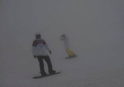 Los 'riders' calientan entre la niebla.