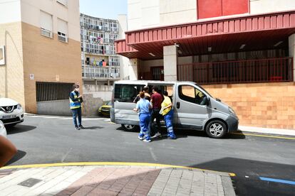Unos trabajadores ayudan a uno de los menores marroquíes a las puertas del juzgado tras presentar una denuncia solicitando 'habeas corpus' este martes en Ceuta.