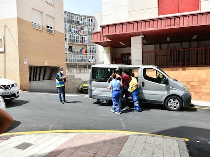 Unos trabajadores ayudan a uno de los menores marroquíes a las puertas del juzgado tras presentar una denuncia solicitando 'habeas corpus' este martes en Ceuta.