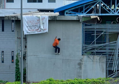 Un recluso se escapa de la prisión en Guayaquil, Ecuador, durante un motín. Al menos 79 reclusos murieron en motines simultáneos atribuidos a la guerra de pandillas en cuatro cárceles de Ecuador.