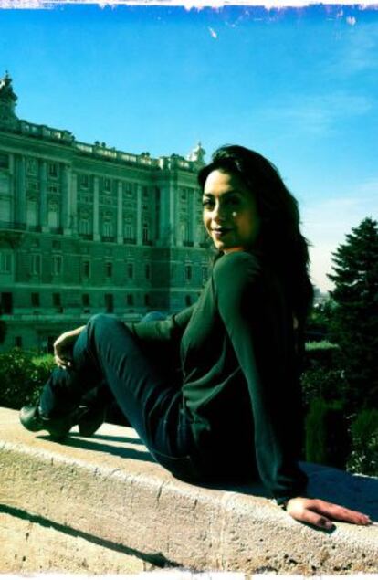 María Isasi, fotografiada ante el Palacio Real de Madrid.