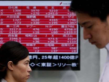 Viandantes, en el distrito financiero de Tokio.