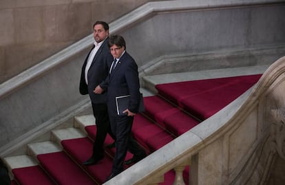 Oriol Junqueras i Carles Puigdemont abandonen una sessió del Parlament.