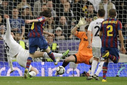 Messi anota el primer gol del Barça delante de Casillas pese a la estirada de Albiol y ante Alonso y Alves.