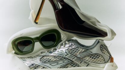 'Stilettos' de infarto o 'ugly sneakers', esa es la cuestión. En la fotografía, salones en piel con tacón metálico de Saint Laurent por Anthony Vaccarello; zapatillas Orbit, de Bottega Veneta, y gafas de sol modelo Inflated, de Loewe.