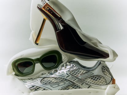 'Stilettos' de infarto o 'ugly sneakers', esa es la cuestión. En la fotografía, salones en piel con tacón metálico de Saint Laurent por Anthony Vaccarello; zapatillas Orbit, de Bottega Veneta, y gafas de sol modelo Inflated, de Loewe.