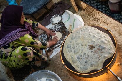 En el interior de una tienda, una mujer prepara pan para la familia. Delhamiye, Valle de Bekaa.