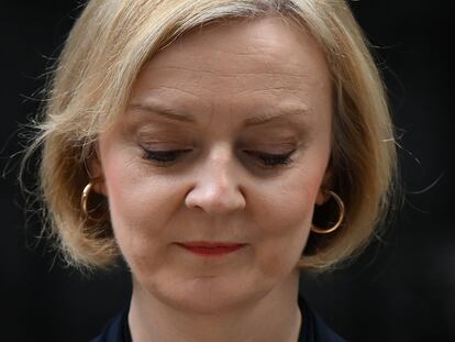 Liz Truss, este jueves, durante la comparecencia ante el 10 de Downing Street, en la que anunció su dimisión.