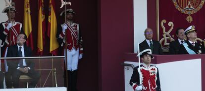 El presidente del Gobierno, Mariano Rajoy y el rey Felipe en los palcos desde los que han visto el desfile.