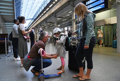 Una familia de turistas británicos, en una estación de tren de Londres tras llegar desde París, este viernes.