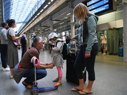 Una familia de turistas británicos, en una estación de tren de Londres tras llegar desde París, este viernes.