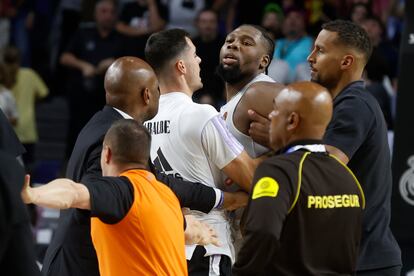 Guerschon Yabusele es controlado por sus compañeros.
