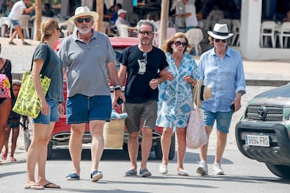 El cantante Raphael, Natalia Figueroa con Jacobo Martos y Pedro Piqueras en Ibiza en verano de 2018.