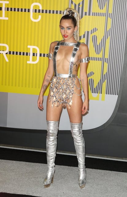 Poco dejó par ala imaginación con este vestido Miley Cyrus en su aparición en los premios MTV Video Music Awards celebrados en verano de 2015 en California. Eso sí, la cantante ha enseñado mucho más en las fotos publicadas en sus cuentas sociales.