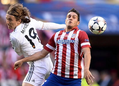 Luka Modric (i) y Koke (d) disputan un bal&oacute;n en el encuentro de la final de la Copa de Europa. 